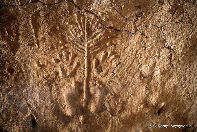 Sculpture sur un mur, reprsentation de deux pieds et deux mains, Ksar Joumaa - Tunisie