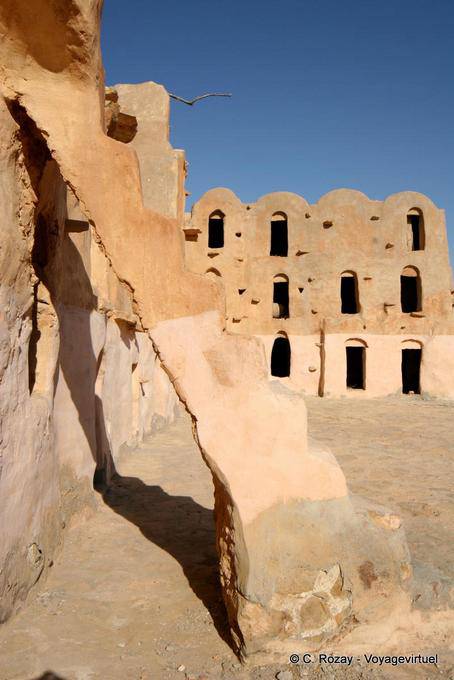 Escalier menant aux ghorfas en étage, Ksar Ouled Soltane - Tunisie