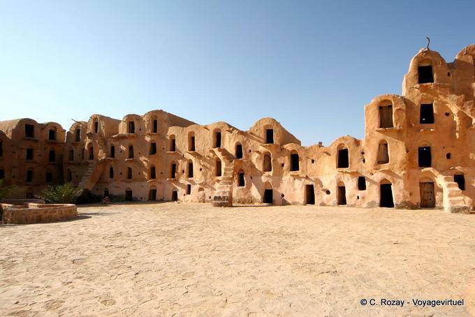 La cour intérieure, lieu de la vie sociale, Ksar Ouled Soltane - Tunisie