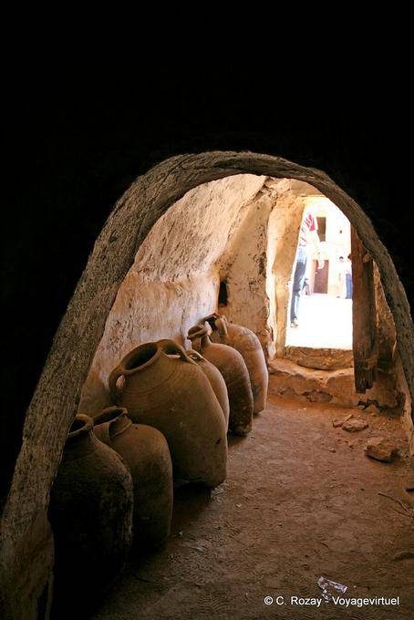Jarres à l'intérieur d'une cellule, Ksar Ouled Soltane - Tunisie