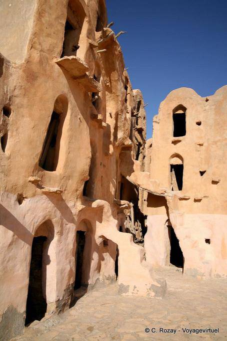 Accès rudimentaires aux ghorfas, Ksar Ouled Soltane - Tunisie