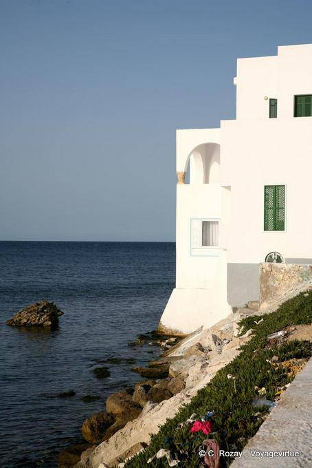 Maisons pieds dans l'eau, avenue du 14 Janvier, Mahdia - Tunisie
