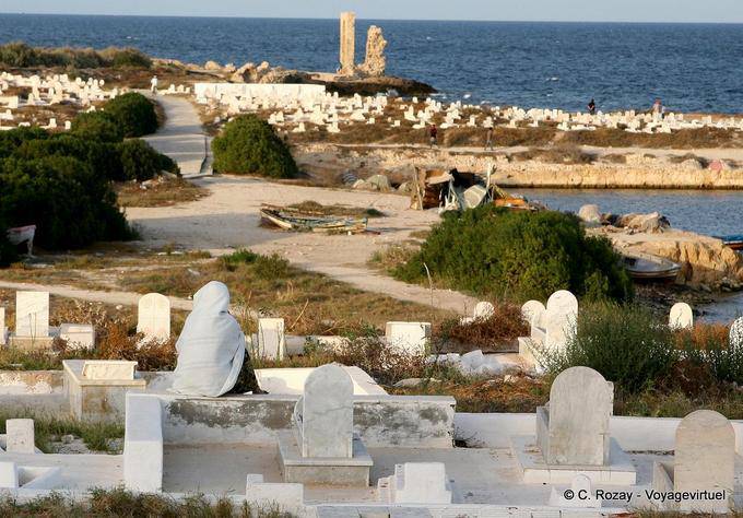 Femme en prière sur une tombe, Mahdia, Cap Africa - Tunisie