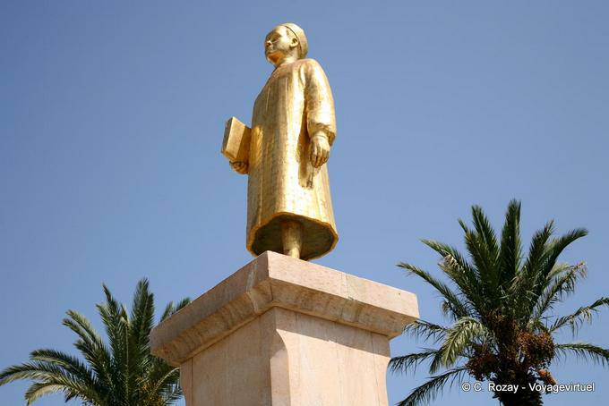 Statue dorée d'Habib Bourguiba enfant, Monastir - Tunisie