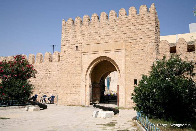 Une des portes d'entrée dans la médina, Monastir - Tunisie