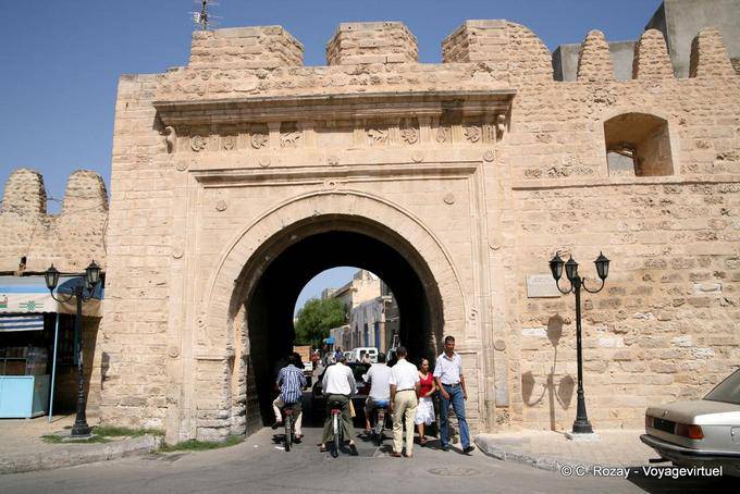 Porte Bab Brikcha, avenue Habib Bourguiba, Monastir - Tunisie