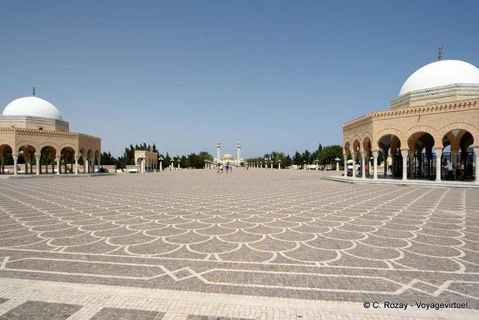 Vue générale de l'esplanade et du mausolée de Bourguiba, Monastir - Tunisie