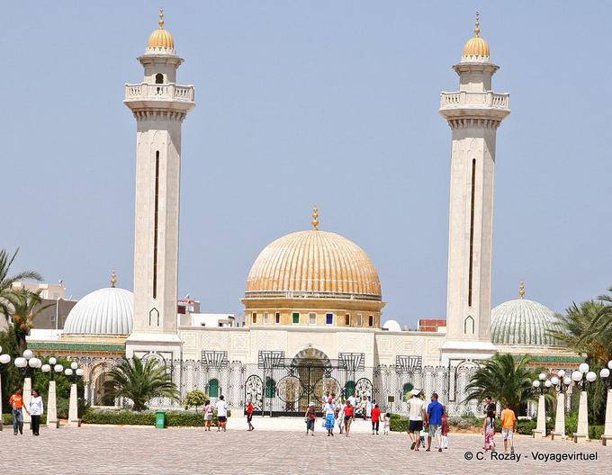 Les minarets (25m de haut) et dômes du mausolée de Bourguiba, Monastir - Tunisie