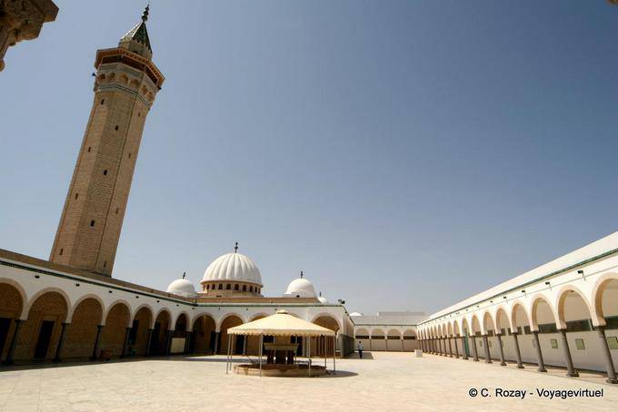 Cour intérieure et minaret de la mosquée Bourguiba, Monastir - Tunisie