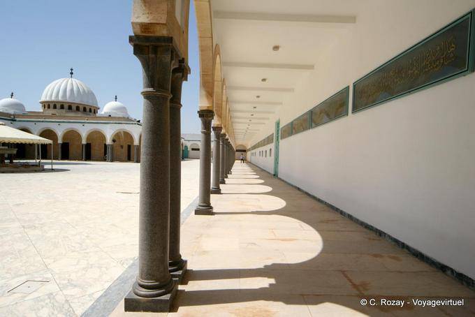Dômes et passage sous arcades, mosquée Bourguiba, Monastir - Tunisie