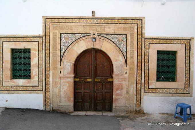 Pierres de taille et décoration de l'entrée d'une maison dans la médina, Sfax - Tunisie