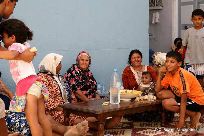 Repas convivial dans la médina, Sfax - Tunisie
