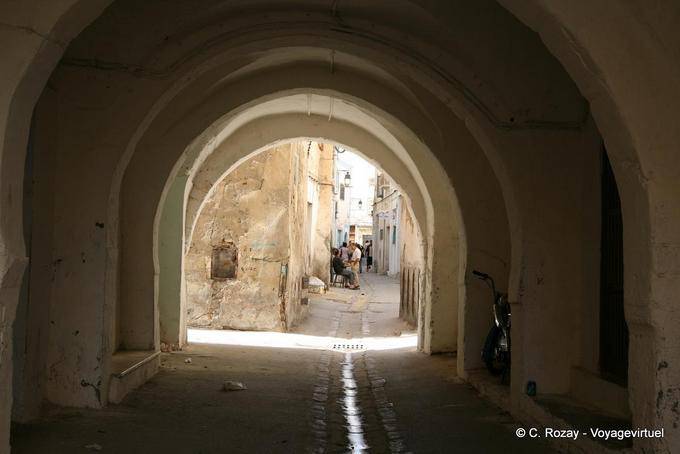 Passage couvert en arcades dans la médina de Sfax - Tunisie