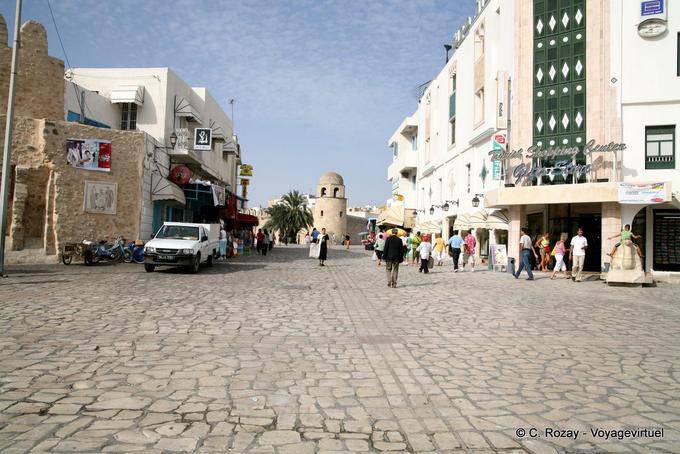 Large rue pavée en allant vers la Grande Mosquée, Sousse - Tunisie