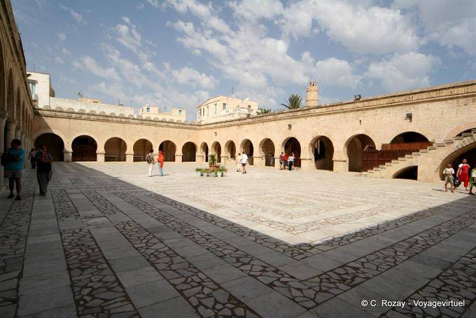 Grande Mosquée, géométrie de la décoration du sol de la cour intérieure, Sousse - Tunisie