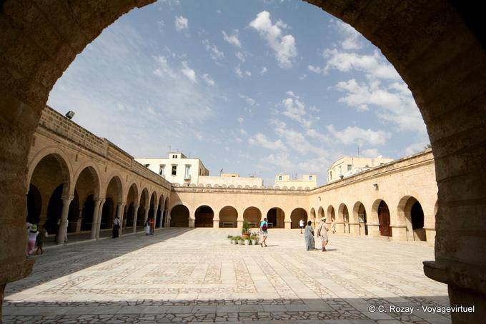 Sousse, panoramique sur la cour de la Grande Mosquée depuis une arcade - Tunisie