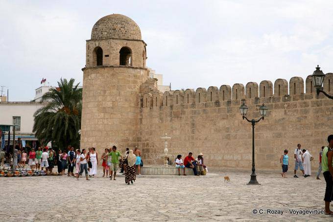 Tour à coupole et muraille de la Grande Mosquée vue de l'extérieur, Sousse - Tunisie