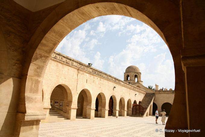 Sousse, Grande Mosquée, la cour vue depuis un arc de portique - Tunisie