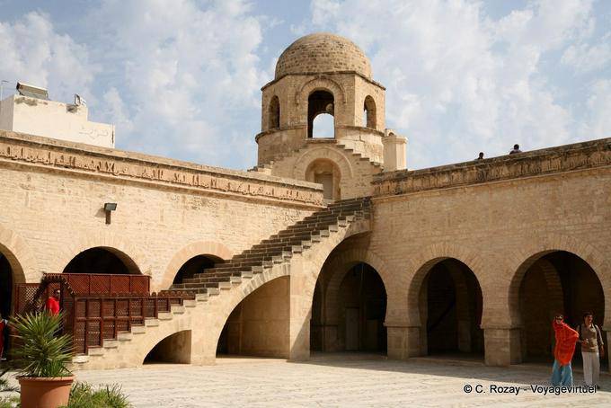 Sousse, Grande Mosquée, escalier menant de la cour à la coupole nord-est - Tunisie