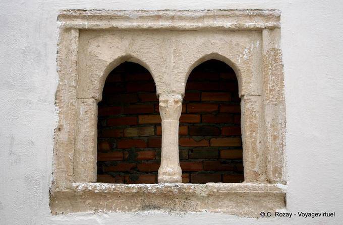 Très ancienne ouverture en pierre, médina de Sousse - Tunisie