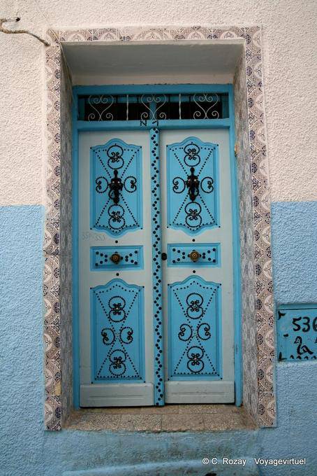 Porte cloutée bleue dans la médina de Sousse - Tunisie