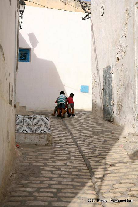 Jeu d'enfants sur les pavés moyenâgeux, médina de Sousse - Tunisie