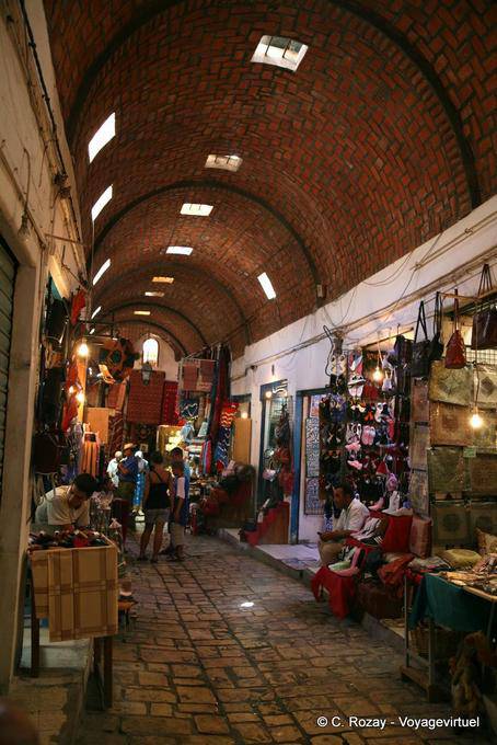 Galerie couverte du souk, médina de Sousse - Tunisie