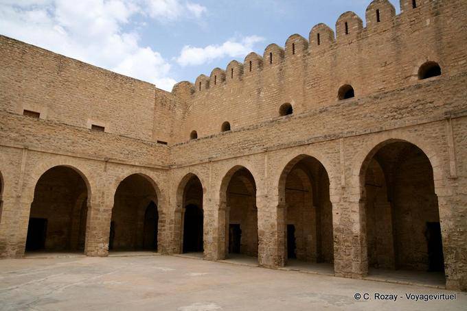 Arcades de la cour centrale, Ribat de Sousse - Tunisie