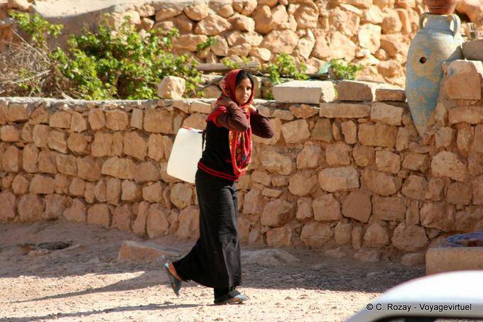 Jeune femme transportant de l'eau, Toujane - Tunisie