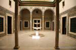 Musée national du Bardo, fontaine dans un patio arabe, Tunisie.
