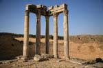 Dougga, Temple de Junon Caelestis, le mur de l'enceinte sacrée (temenos) et des colonnes, Tunisie.