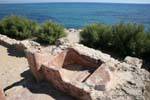 Kerkouane, vestiges d'une baignoire-sabot pour prendre son bain en bord de mer, Tunisie.
