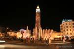 Horloge, place du 7 novembre de nuit, Tunis, Tunisie.