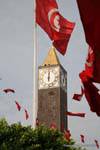 Drapeau tunisien et horloge, Tunis, Tunisie.