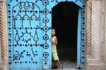 Tunis, médina, enfant à la porte, Tunisie.