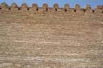 Murailles ocres en briques, Kairouan, Tunisie.