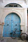 Kairouan, le vélo contre la porte, Tunisie.
