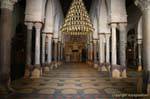 Lustres et mihrab au fond, intérieur de la Mosquée Sidi Oqba, Kairouan, Tunisie.