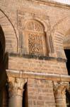 Sculpture sur un mur, Mosquée Sidi Oqba, Kairouan, Tunisie.