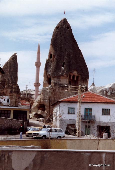 Minaret, habitat troglodytique et maison classique, Cappadoce - Turquie