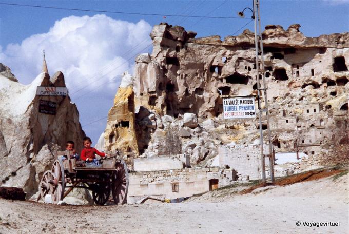 Gamins sur chariot, Vallée magique, Cappadoce - Turquie
