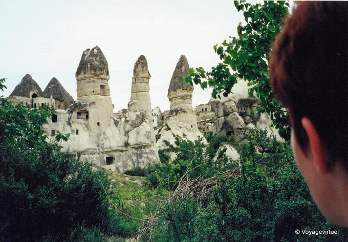 Regard sur les cheminées de fée en forme de morille, Cappadoce - Turquie