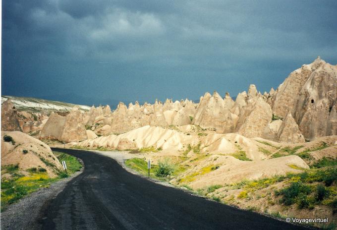 Délire minéral sous le soleil d'orage, Cappadoce - Turquie