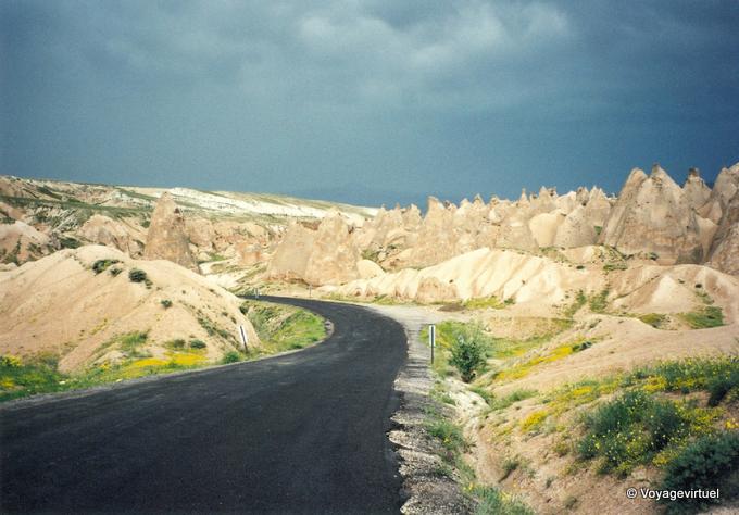 Route noire et fantasmagorie rocheuse, Cappadoce - Turquie