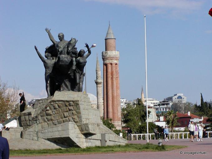 Yivli Minare (minaret cannelé) et monument, Antalya - Turquie