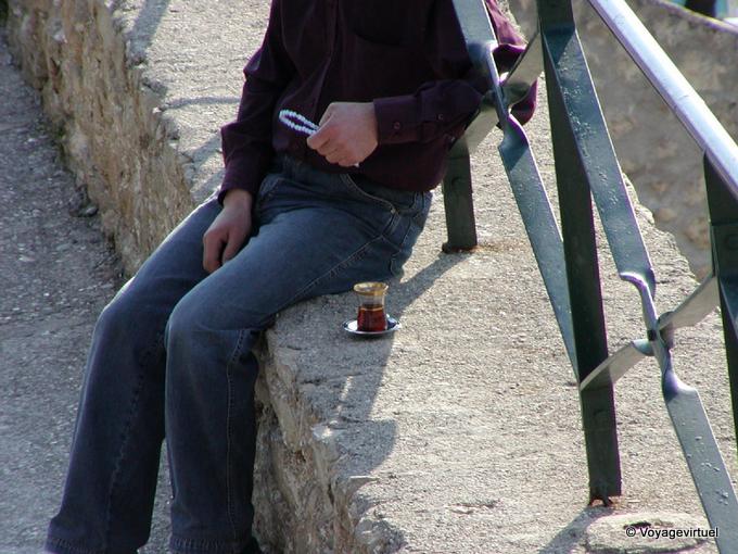 Komboloï et tasse de thé, Antalya - Turquie