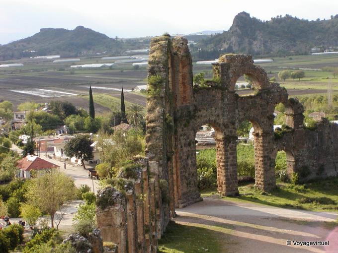 Autre vue sur une partie de l'aqueduc d'Aspendos - Turquie