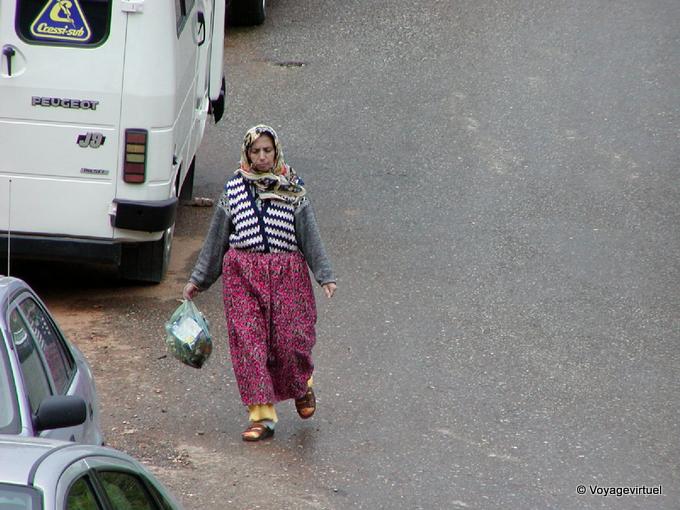 Femme en habit typique de la région, Alanya - Turquie
