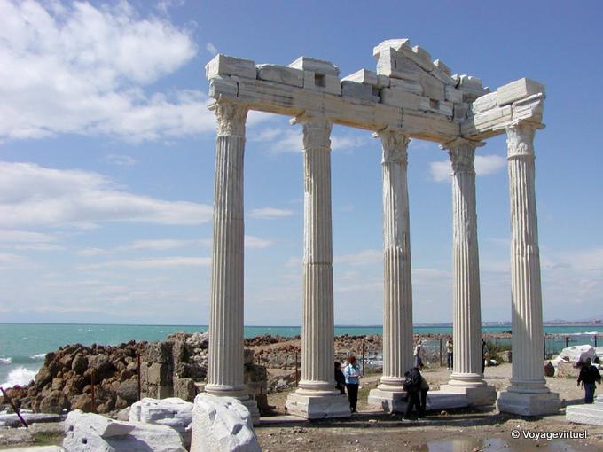 Colonnes du temple Appolon, Sidé - Turquie