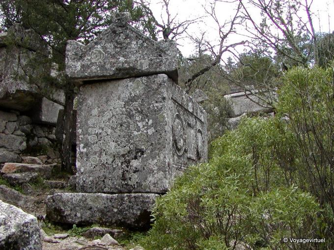 Tombe ouverte par les pilleurs, nécropole de Termessos - Turquie